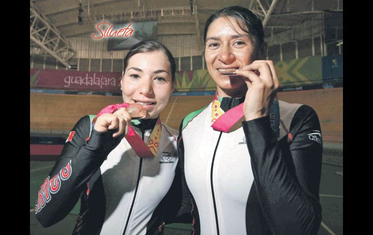 Daniela Gaxiola y Nancy Contreras muerden su medalla de bronce, tras finalizar la competencia. MEXSPORT  /