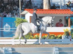 El jinete mexicano Antonio Rivera, montando a “Naval” se coló a la final al ubicarse en el puesto 14.  /