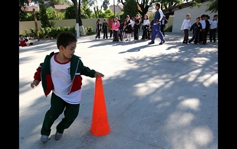 Los gimnasios al aire libre se ubicarán en 150 primarias y 100 secundarias.  /