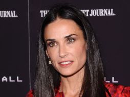 Con anillo de casada en su anular izquierdo, Demi Moore está promoviendo el divorcio. AP  /