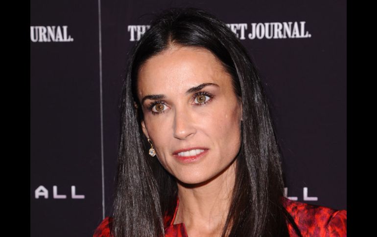 Con anillo de casada en su anular izquierdo, Demi Moore está promoviendo el divorcio. AP  /