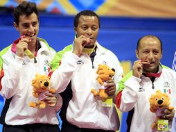 Marcos Madrid, Jude Okoh y Guillermo Muñoz pudieron conquistar el bronce en el tenis de mesa por equipos. AP  /