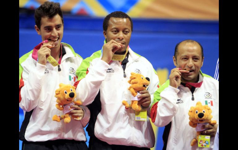 Marcos Madrid, Jude Okoh y Guillermo Muñoz pudieron conquistar el bronce en el tenis de mesa por equipos. AP  /