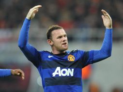 Rooney celebra su segundo penalti anotado a favor de su equipo, Manchester United, en el Estadio Nacional de Bucarest. AFP  /