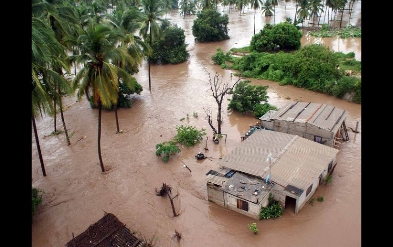 A su paso, el huracán dejó miles de damnificados y muchas viviendas dañadas en Cihuatlán.  /