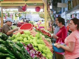 El Mercado de Abastos aporta la mitad de los alimentos perecederos que reparte en la región el Banco Diocesano de Alimentos.  /