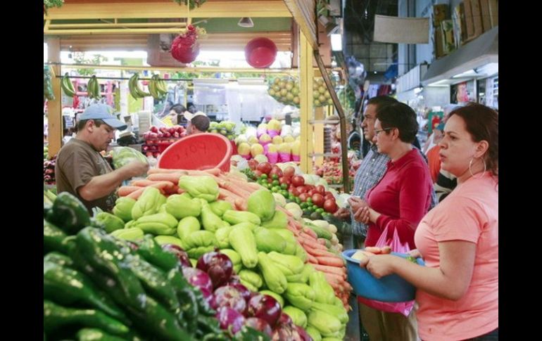 El Mercado de Abastos aporta la mitad de los alimentos perecederos que reparte en la región el Banco Diocesano de Alimentos.  /