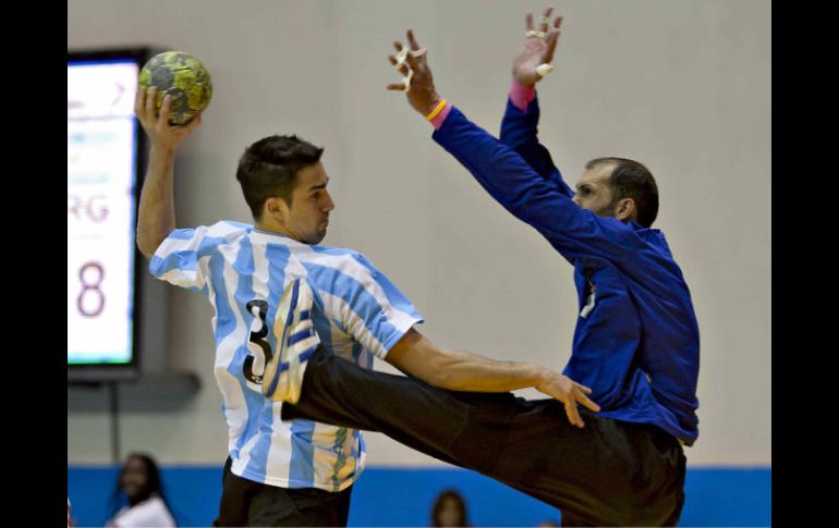 El partido resultó cerrado y muy disputado al principio. EFE  /