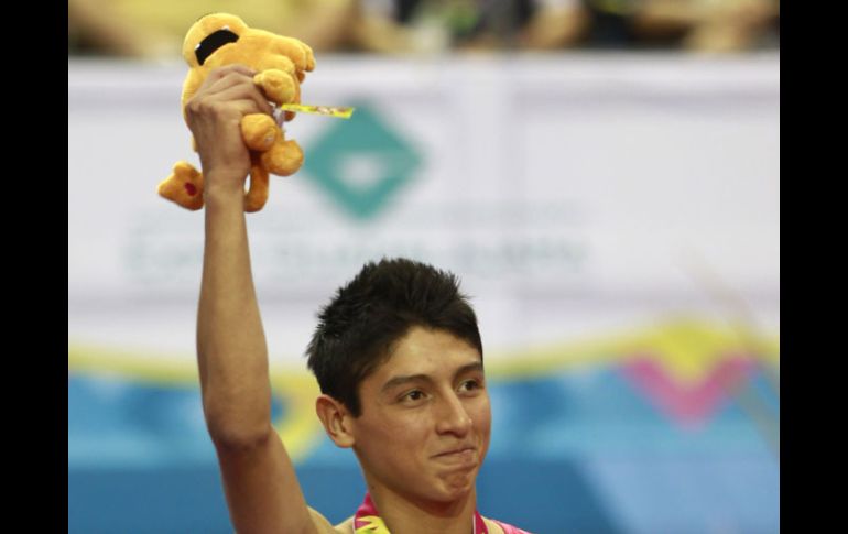 José Alberto Vargas festeja haber conseguido la primera medalla en el trampolín de los Panamericanos. AP  /