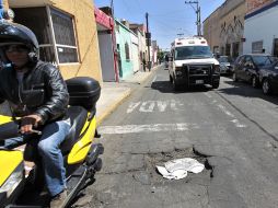 La calle Clemente Aguirre en su cruce con López Portillo, en la Colonia La Perla, ostenta evidente deterioro en el asfalto. ARCHIVO  /