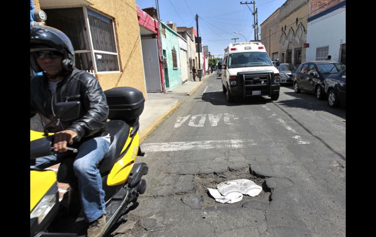 La calle Clemente Aguirre en su cruce con López Portillo, en la Colonia La Perla, ostenta evidente deterioro en el asfalto. ARCHIVO  /