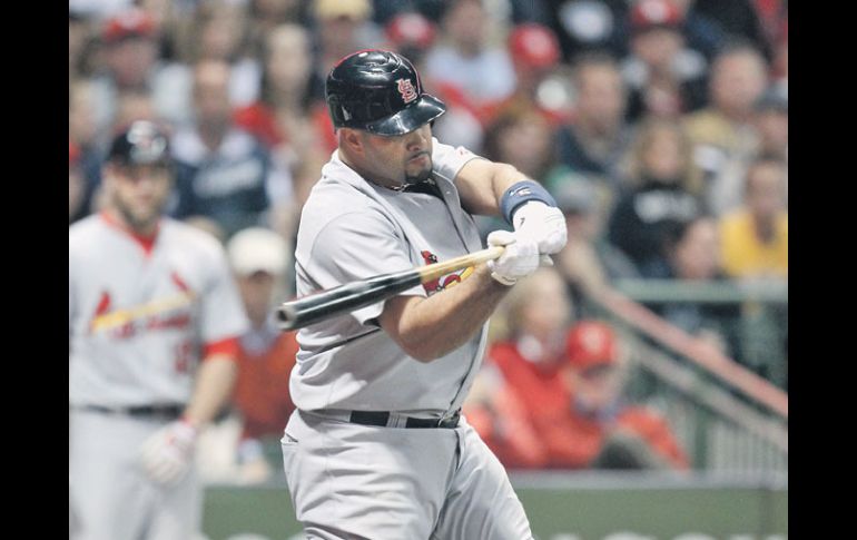 Albert Pujols logró un promedio de bateo de .299 en la temporada regular. GETTY IMAGES SPORT  /