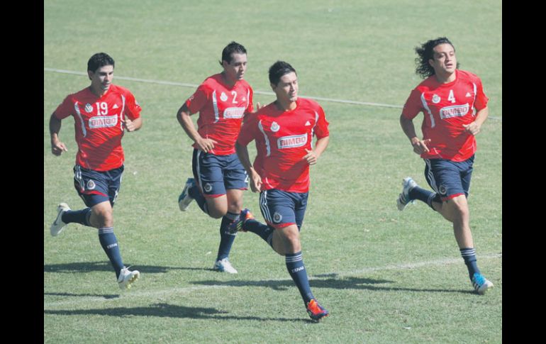 Reynoso (der.) y sus compañeros trotan durante la práctica.  /