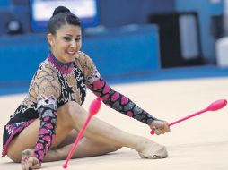 La estadounidense Julie Zetlin se le escapa una maza, descuido que le valió quedar fuera de las medallas en ese aparato. REUTERS  /