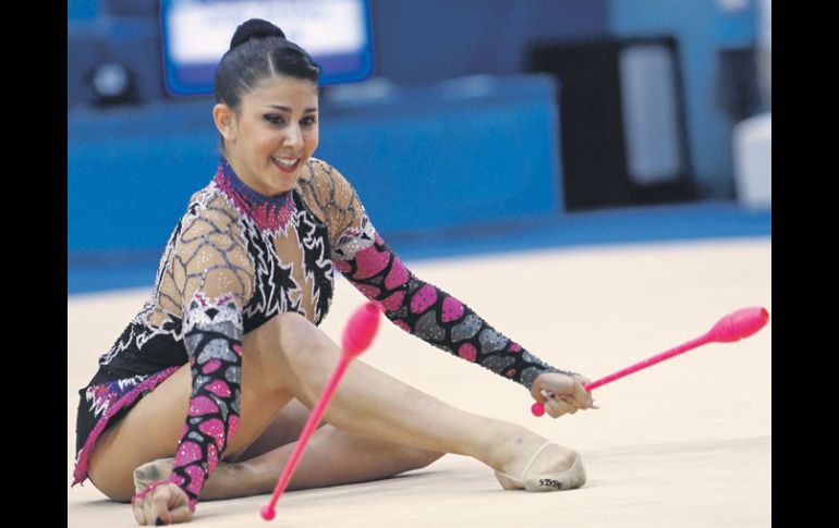 La estadounidense Julie Zetlin se le escapa una maza, descuido que le valió quedar fuera de las medallas en ese aparato. REUTERS  /