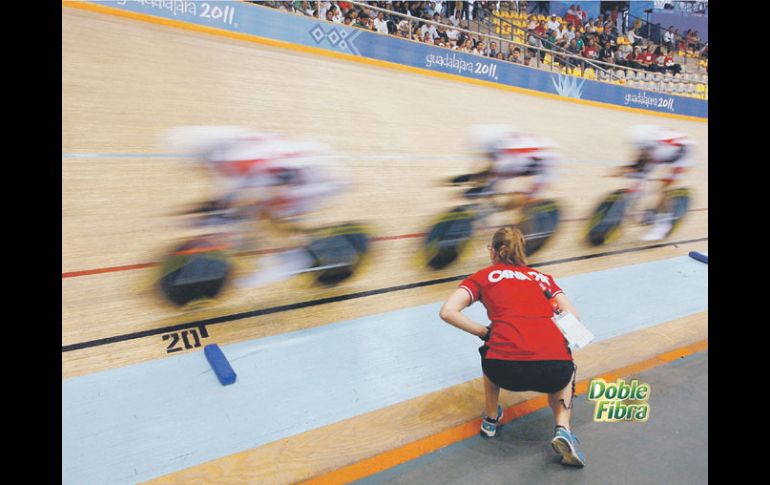 La velocidad fue un ingrediente del que pudieron gozar en plenitud todos los asistentes al velódromo. EFE  /