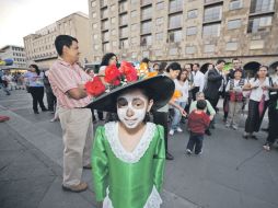 Pequeños charros y catrinas de la escuela 19 de abril tomaron el micrófono para cantarle a la muerte, con mucha enjundia.  /