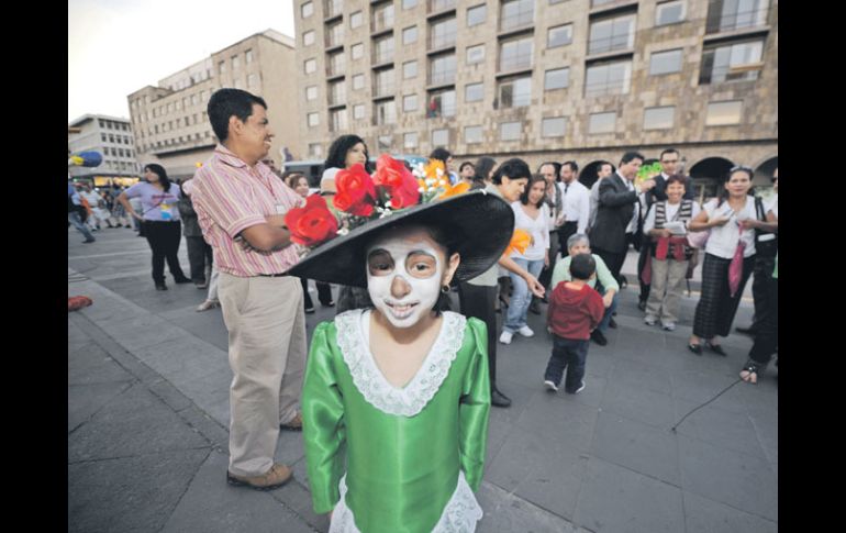 Pequeños charros y catrinas de la escuela 19 de abril tomaron el micrófono para cantarle a la muerte, con mucha enjundia.  /