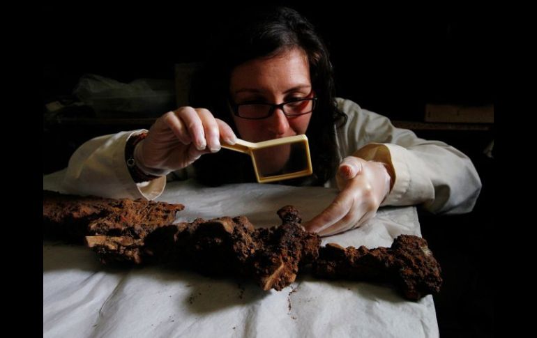 Hannah Cobb, profesora de Arqueología, examina la espada encontrada en la tumba vikinga. REUTERS  /