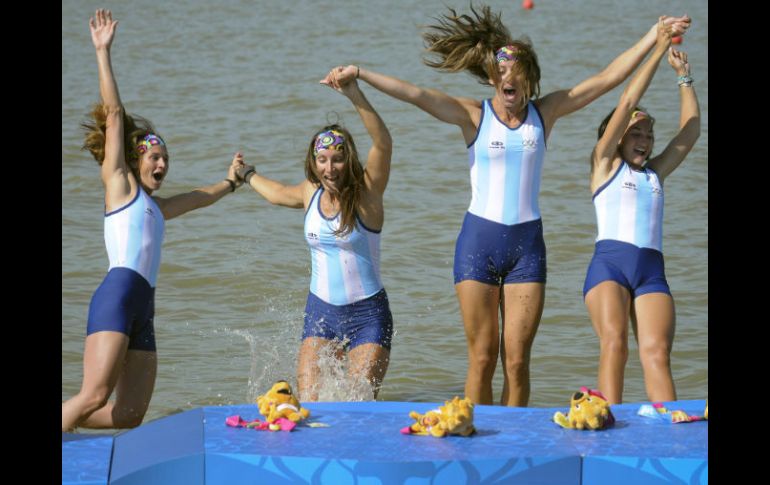 Las remeras María Ábalo (izq.) y María Best (der.) formaron parte del grupo de cuatro que ganó el oro. MEXSPORT  /