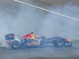 El auto Red Bull hace donas en el circuito internacional Buddh, de Nueva Delhi, escenario de la próxima carrera. AFP  /