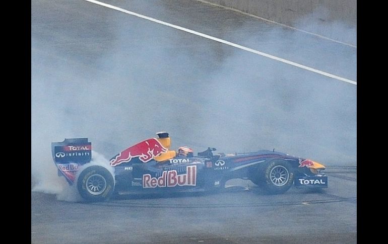 El auto Red Bull hace donas en el circuito internacional Buddh, de Nueva Delhi, escenario de la próxima carrera. AFP  /