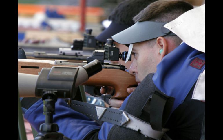 El ganador del oro durante los 50 metros de rifle tendido. AP  /