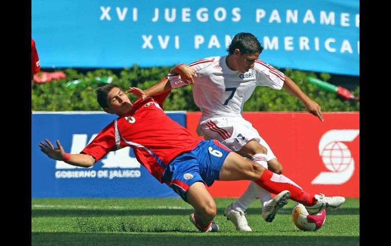 Joseph Mora (izq.), del Costa Rica, en su encuentro con sus rivales cubanos. MEXSPORT  /