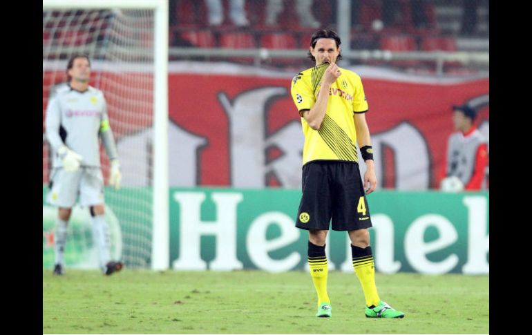 El jugador del Borussia Dortmund Neven Subotic (C) gesticula ante el Olympiacos ante su derrota. EFE  /