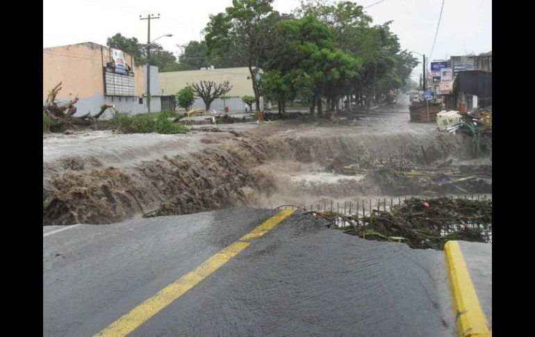 Los destrozos en caminos y carreteras provocaron que algunas comunidades quedaran incomunicadas.  /