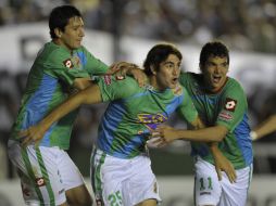 Gustavo Blanco (C) celebra junto con sus compañeros Guillermo Burdisso (I) y Emilio Zelaya el triunfo de su equipo. AFP  /