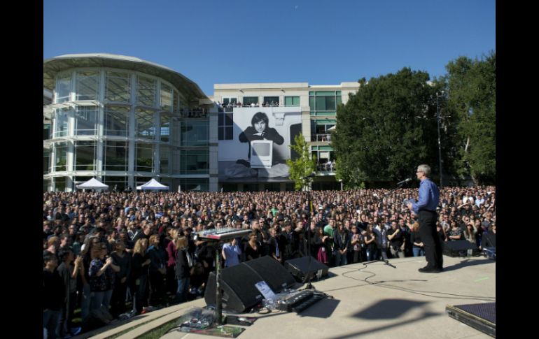 Miles lo homenajean. Jobs fue enterrado en un cementerio local no confesional. En los archivos figura como ''emprendedor''. AP  /