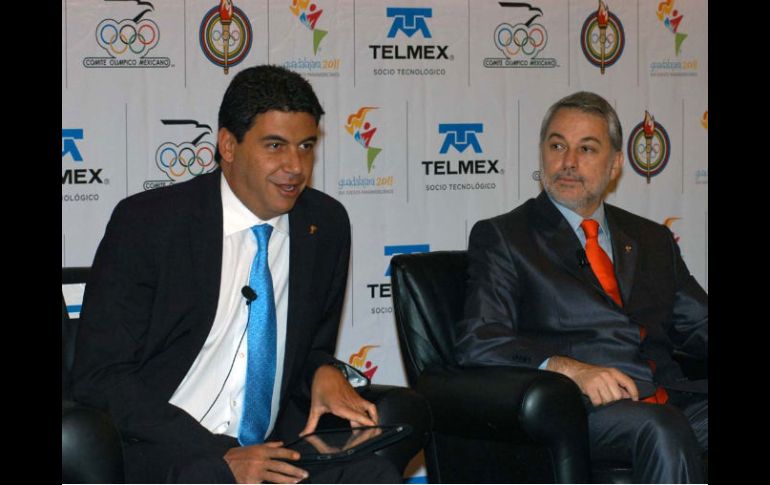 El director de comunicación corporativa de Telmex, Arturo Elías Ayub, dijo que tienen los permisos para trasmitir por internet.  /