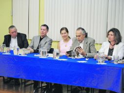 Los cronistas, durante la presentación del libro editado por el Ayuntamiento de Guadalajara.  /