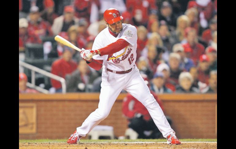 Lance Berkman conecta un sencillo productor de dos carreras en la parte baja de la cuarta entrada. AFP  /