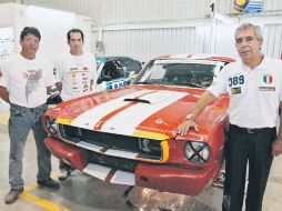 El Mustang de Xavier Lamadrid (der.) ya fue puesto a punto junto a sus ingenieros Francisco Rodríguez (de lentes) y Alfredo Arias.  /