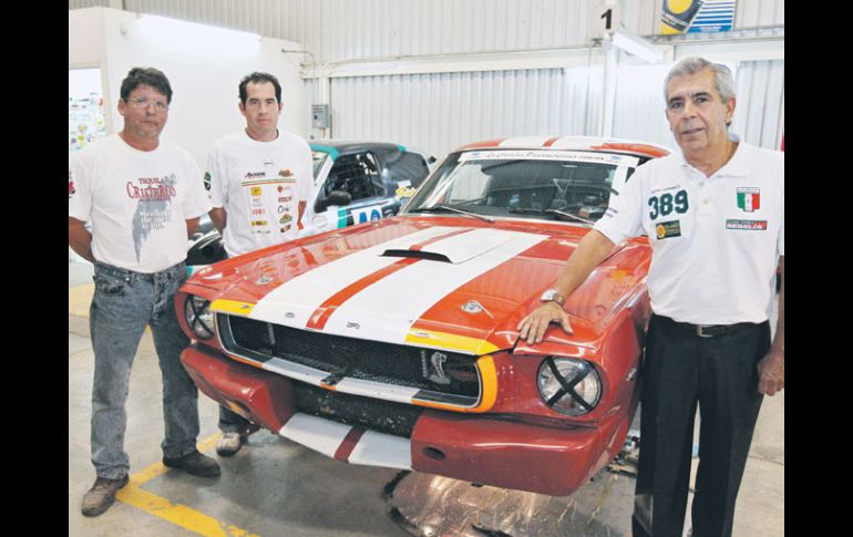 El Mustang de Xavier Lamadrid (der.) ya fue puesto a punto junto a sus ingenieros Francisco Rodríguez (de lentes) y Alfredo Arias.  /