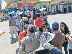 El sol ha fungido como el compañero inseparable de los buscadores de boletos.  /