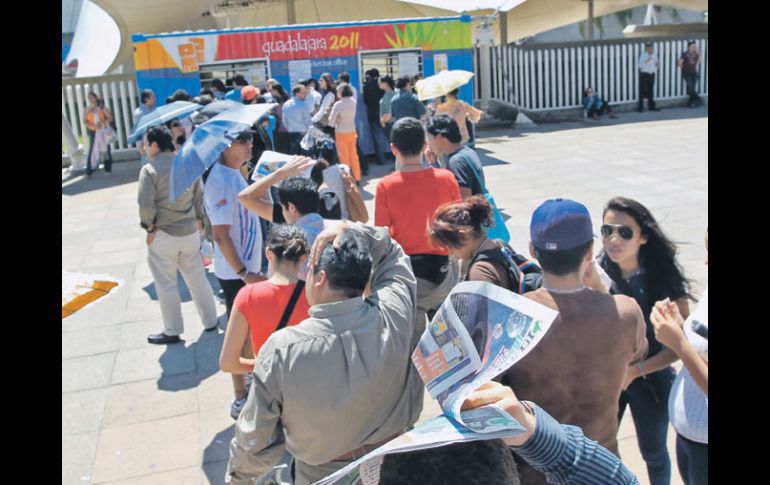 El sol ha fungido como el compañero inseparable de los buscadores de boletos.  /