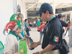 Los manifestantes se mostraron a favor del equipo mexicano de nado sincronizado.  /