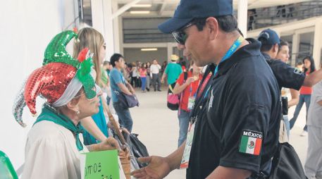 Los manifestantes se mostraron a favor del equipo mexicano de nado sincronizado.  /