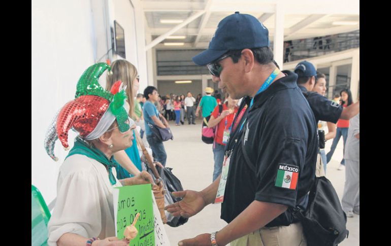 Los manifestantes se mostraron a favor del equipo mexicano de nado sincronizado.  /