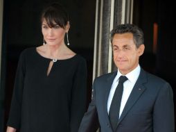 Imagen que muestra al presidente francés, Nicolas Sarkozy, y su esposa Carla Bruni-Sarkozy, durante la cumbre del G8 en Deauville. AFP  /