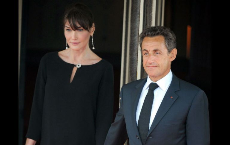 Imagen que muestra al presidente francés, Nicolas Sarkozy, y su esposa Carla Bruni-Sarkozy, durante la cumbre del G8 en Deauville. AFP  /