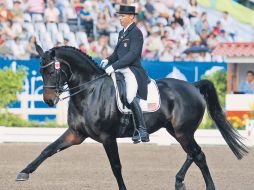 La rutina de Steffen Peters le valió colgarse la medalla de oro. REUTERS  /