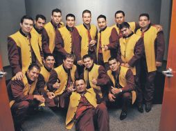 Los integrantes de la Banda El Limón, conocida como “La Arrolladora” están listos para la medianoche de hoy. ESPECIAL  /