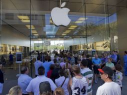 Una fila de clientes que entran una tienda de Apple después de que fue cerrada desde las nueve hasta el mediodía, en Arizona. AP  /