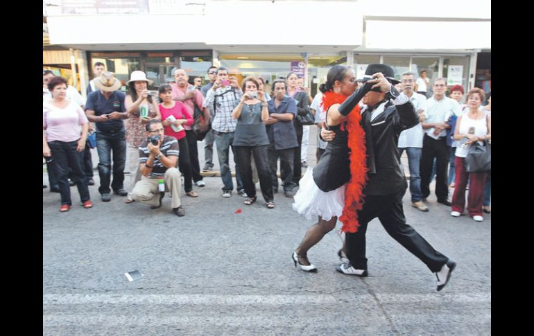 Clases de tango, cortesía del pabellón argentino.  /