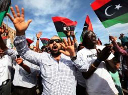 Libios celebran la noticia de la muerte de Gadhafi en la Plaza de los Mártires. REUTERS  /