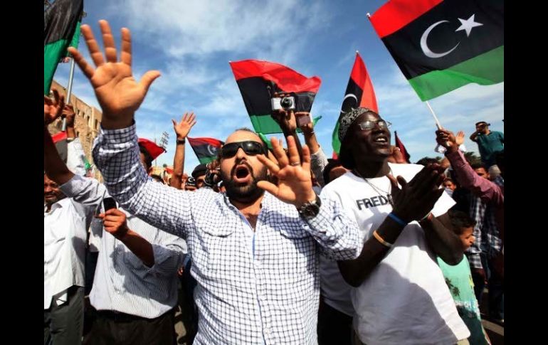 Libios celebran la noticia de la muerte de Gadhafi en la Plaza de los Mártires. REUTERS  /